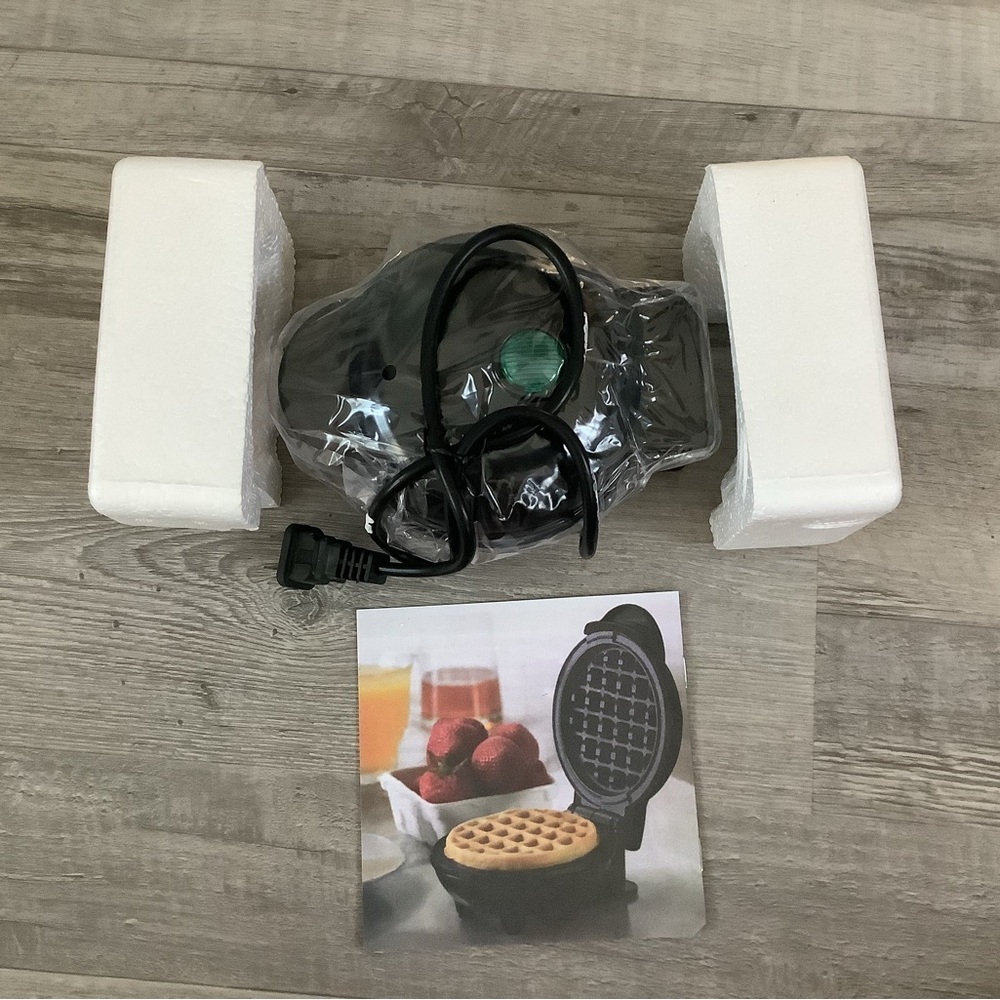 Mini Waffle Maker NWOT🌻